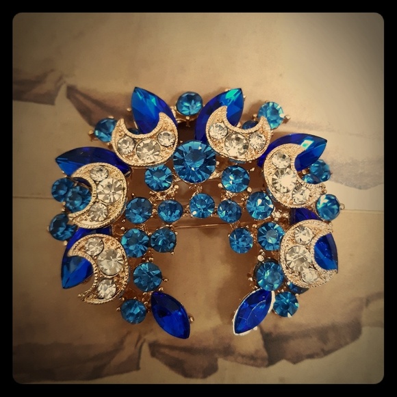New Stunning Crescent Moon Magical Rhinestone Brooch. - Picture 1 of 8